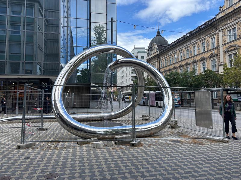 Nova skulptura v centru Ljubljane ni prepričala mimoidočih: "Absolutno se ne vklaplja v okolico"