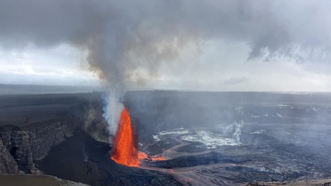 Na priljubljeni destinaciji ponovno izbruhnil eden izmed najaktivnejših ognjenikov
