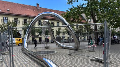 Nova skulptura v centru Ljubljane ni prepričala mimoidočih: "Absolutno se ne vklaplja v okolico"