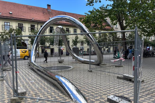 Nova skulptura v centru Ljubljane ni prepričala mimoidočih: "Absolutno se ne vklaplja v okolico"