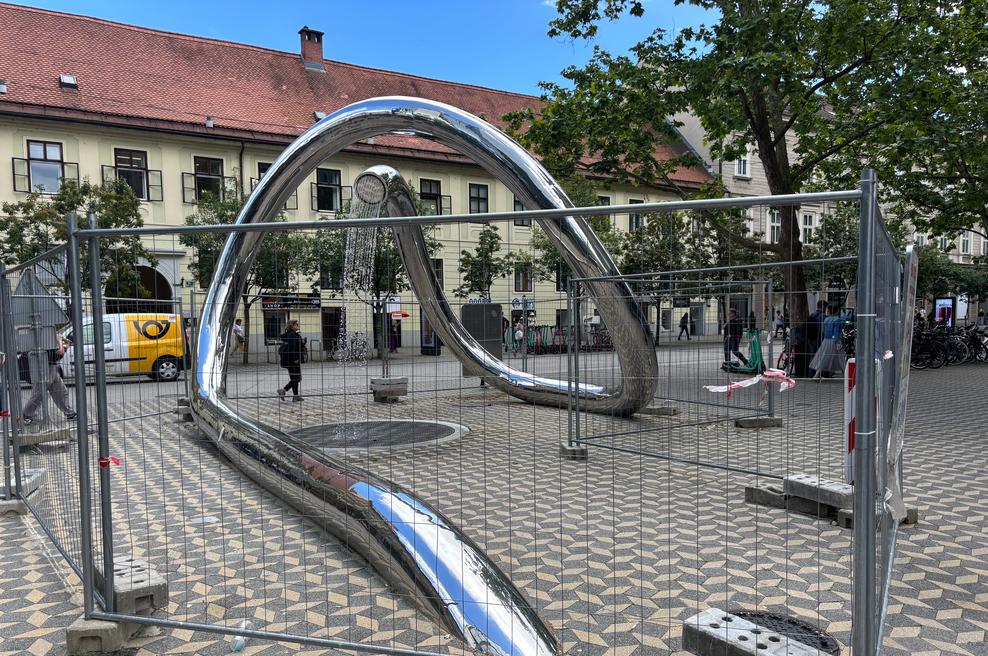 Nova skulptura v centru Ljubljane ni prepričala mimoidočih: "Absolutno se ne vklaplja v okolico" (foto: Uredništvo)