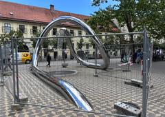 Nova skulptura v centru Ljubljane ni prepričala mimoidočih: "Absolutno se ne vklaplja v okolico"