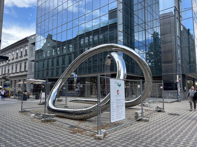 Nova skulptura v centru Ljubljane ni prepričala mimoidočih: "Absolutno se ne vklaplja v okolico"