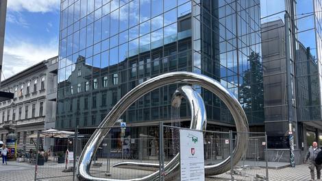 Ljubljančani imajo dovolj, zaradi grde nove skulpture v centru mesta organizirajo ...