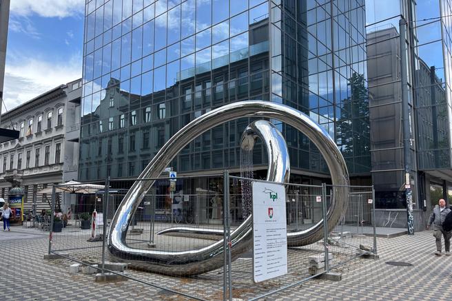 Ljubljančani imajo dovolj, zaradi grde nove skulpture v centru mesta organizirajo ...