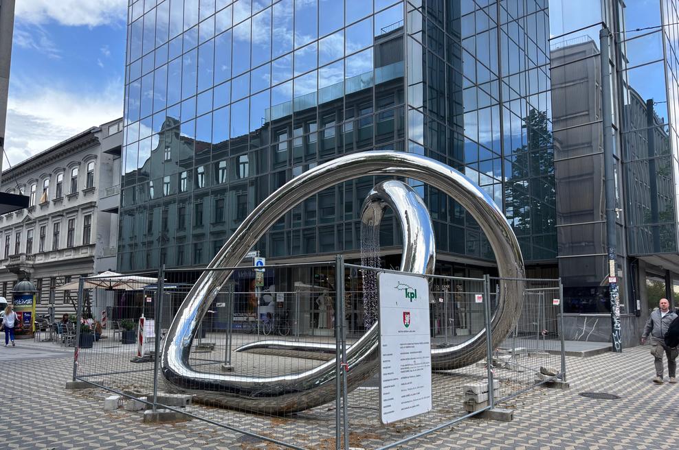 Ljubljančani imajo dovolj, zaradi grde nove skulpture v centru mesta organizirajo ... (foto: Uredništvo)