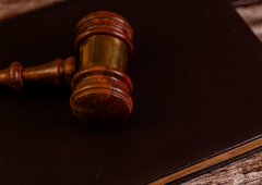 Višje sodišče pomočniku posiljevalca z Metelkove znižalo zaporno kazen