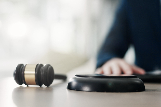 sodišče, kladivo