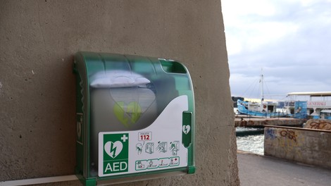 Vse slovenske občine prejela sredstva za nakup AED naprave