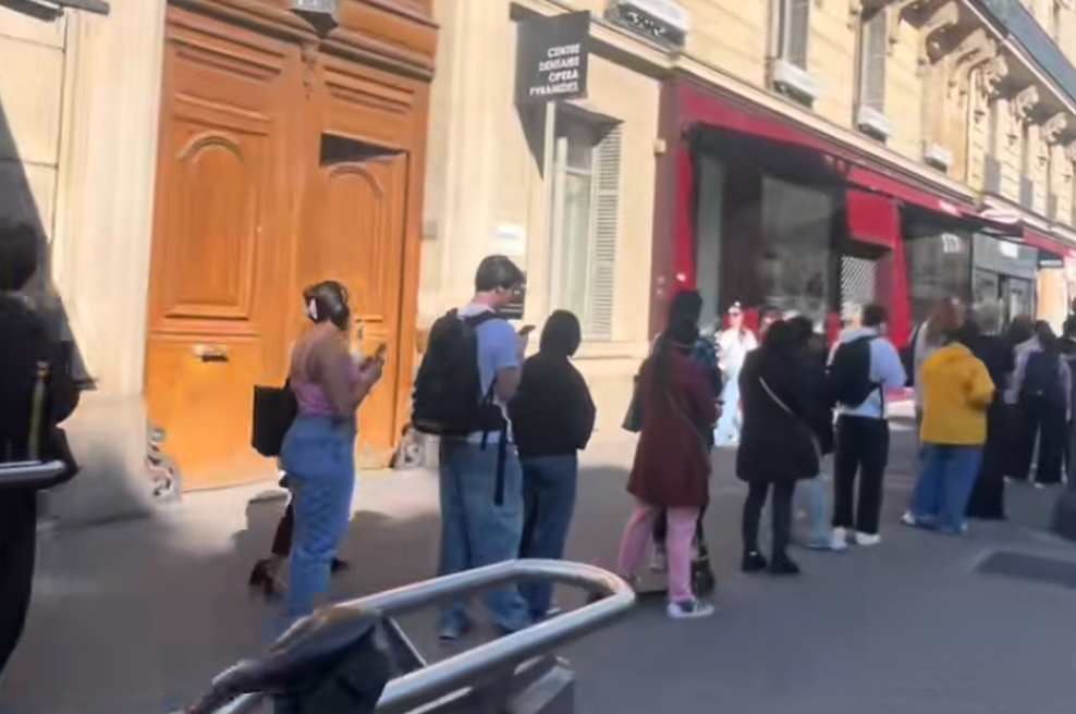 Pred trgovinami se vijejo dolge vrste, ne boste verjeli, na kaj ljudje čakajo ure in ure (foto: TikTok/chillyhan_/posnetek zaslona)