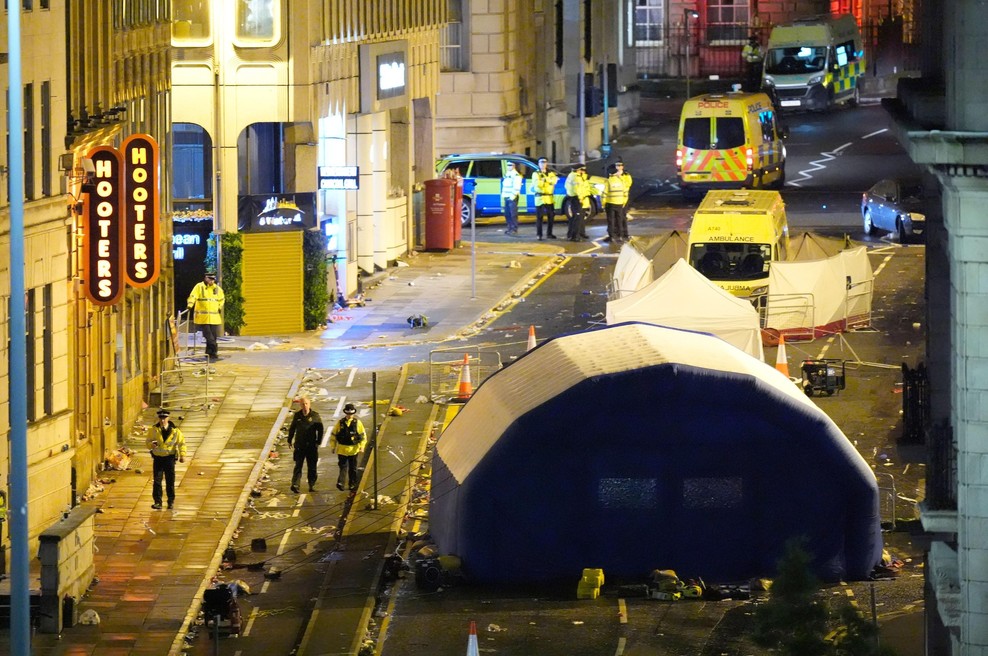 Krvav incident pokvaril veselje: med proslavljanjem naslova nogometnega prvaka v množico zapeljal avto (foto: Profimedia)