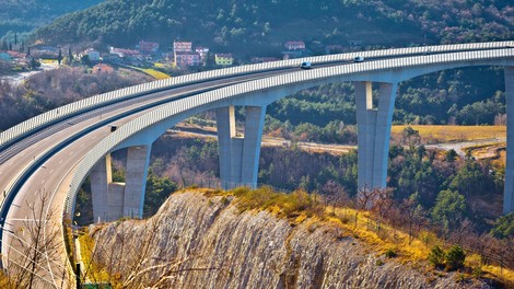 Podatki o Sloveniji: Statistika razkriva, kdo in kako vozi po slovenskih cestah