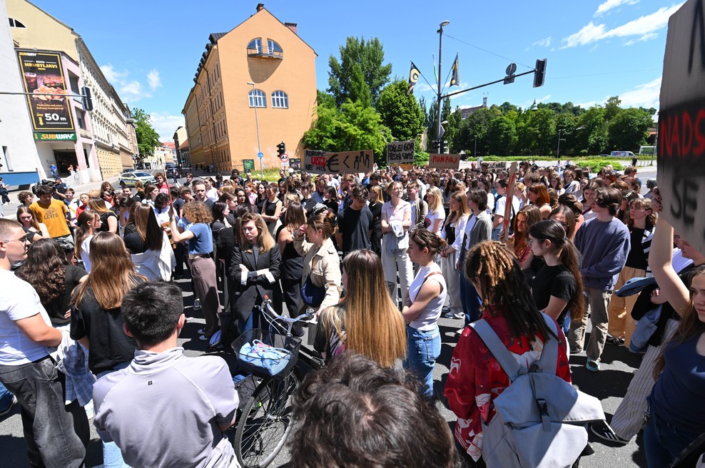 Študenti v centru Ljubljane ustavili promet in se poklonili žrtvam nesreče v Novem Sadu (FOTO) (foto: Bobo)