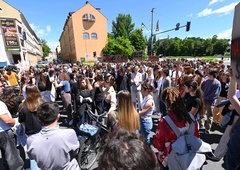 Študenti v centru Ljubljane ustavili promet in se poklonili žrtvam nesreče v Novem Sadu (FOTO)