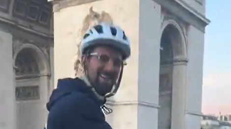 Parižani niso mogli verjeti svojim očem: Đoković kolesaril po francoski prestolnici (VIDEO)