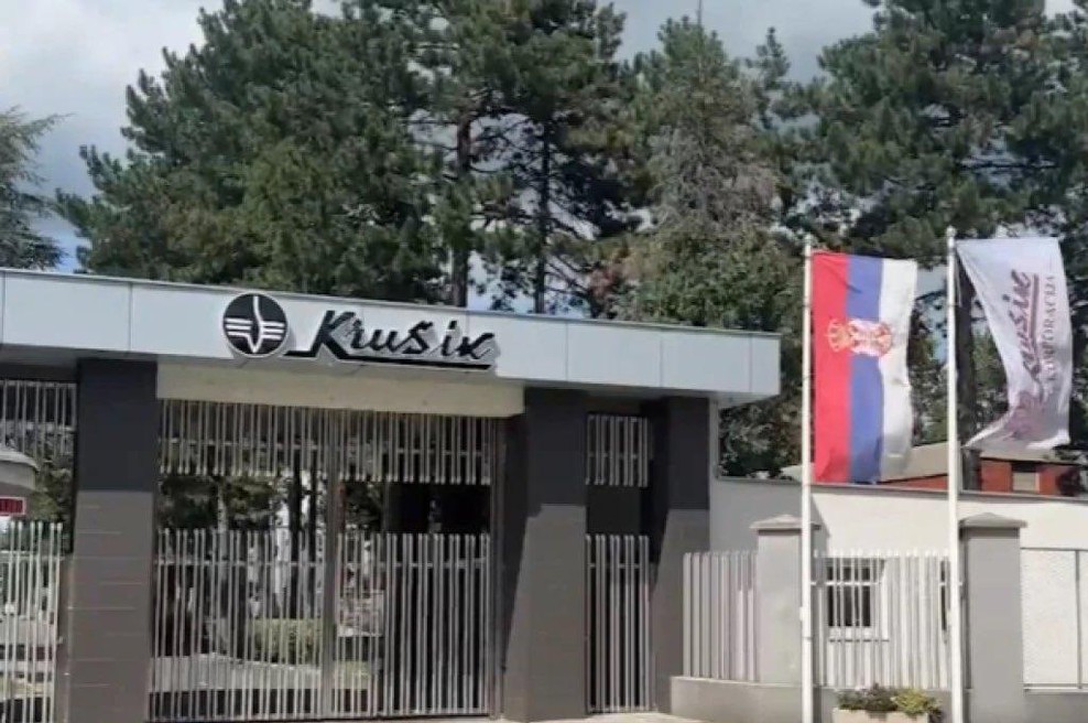 Eksplozija v tovarni orožja: pet zaposlenih odpeljali v bolnišnico (foto: Twitter/TanjugNews)