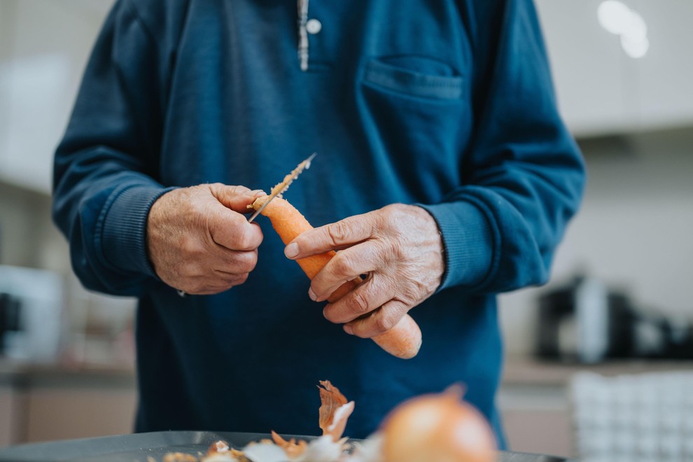 KAKO PRIPRAVIMO TAKŠNO ENOLONČNICO? Sestavine: Korenje; Zelena; Čebula; Krompir; Česen; Paradižnik v pločevinki; Jušna osnova; Fižol (ali čičerika); Ječmen (ali …