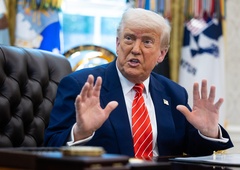 Bizaren prizor v Washingtonu: Trump na najbolj nepričakovanem mestu