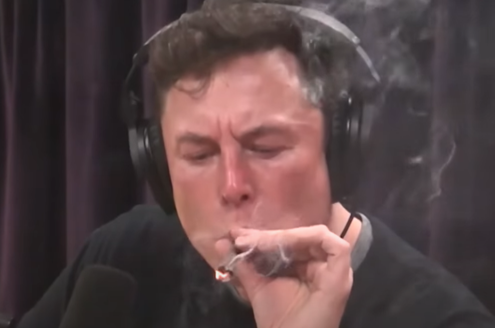 Leta 2018 je Musk med gostovanjem v podkastu Joeja Rogana kadil marihuano, ki sicer v Kaliforniji ni prepovedana. (foto: Youtube/CNN en Español/posnetek zaslona)