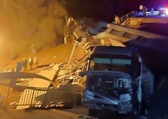 Počilo v trenutku, ko je mimo pripeljal vlak: umrlo sedem ljudi, skoraj 70 je poškodovanih