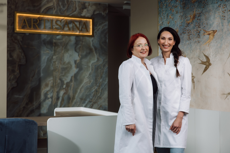 Mag. Andreja Eberlinc, dr. med., dr. dent. med., spec. maksilofacialne kirurgije in Eva Trpin Fortuna, dr. med., dr. dent. med., spec. maksilofacialne kirurgije.