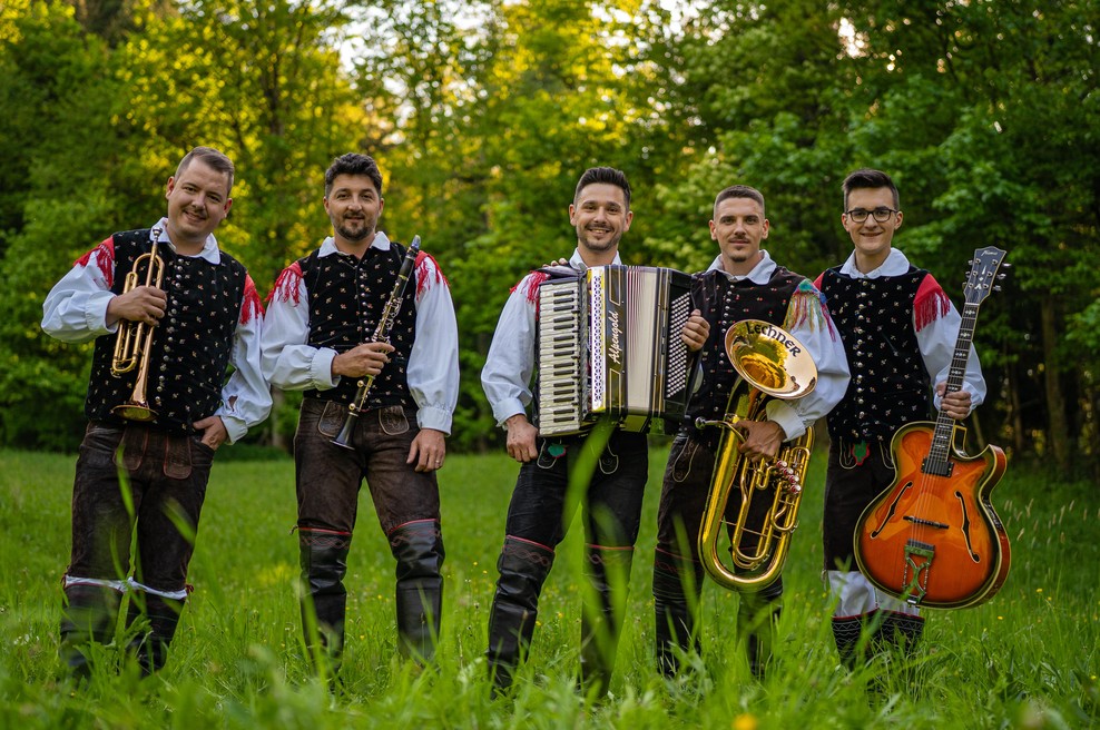 Mladi korenjaki ob izidu nove pesmi "Skoraj vsi smo oddani" (foto: Arhiv ansambel Mladi korenjaki)