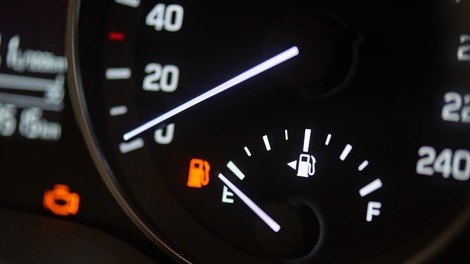 bencin petrol dizel lučka opozorilo kilometri avto