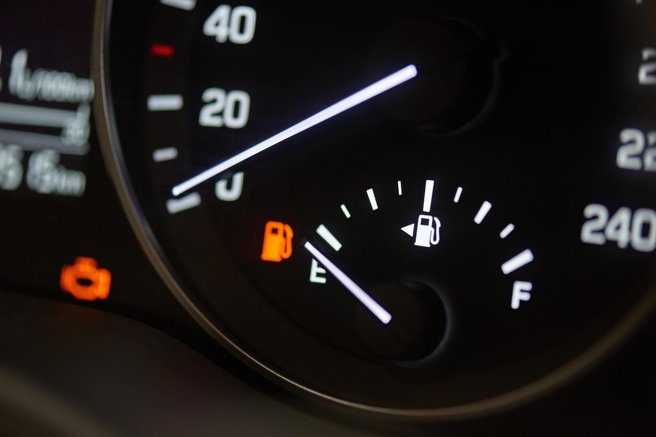bencin petrol dizel lučka opozorilo kilometri avto