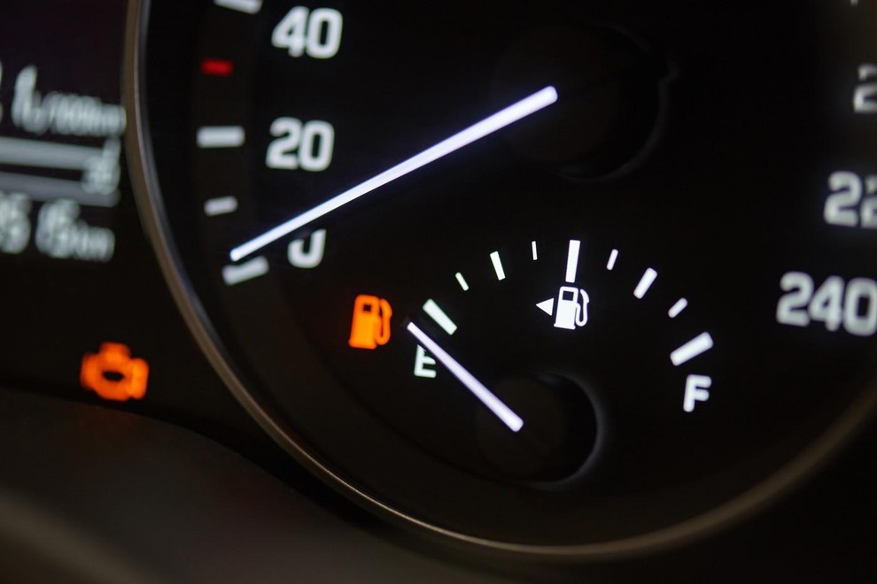 bencin petrol dizel lučka opozorilo kilometri avto