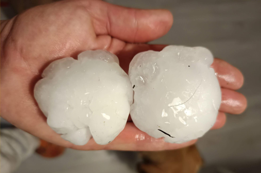 Kot da bi z neba grmeli kamni: v Sloveniji besnela močna nevihta z ekstremno veliko točo (FOTO in VIDEO) (foto: Facebook/Neurje.si/Jana)