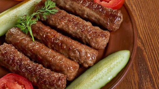 Poznamo kavomat, jajcomat, mlekomat ... Kaj pa čevapomat? No, po novem je na voljo tudi to in navdušenju ni videti konca