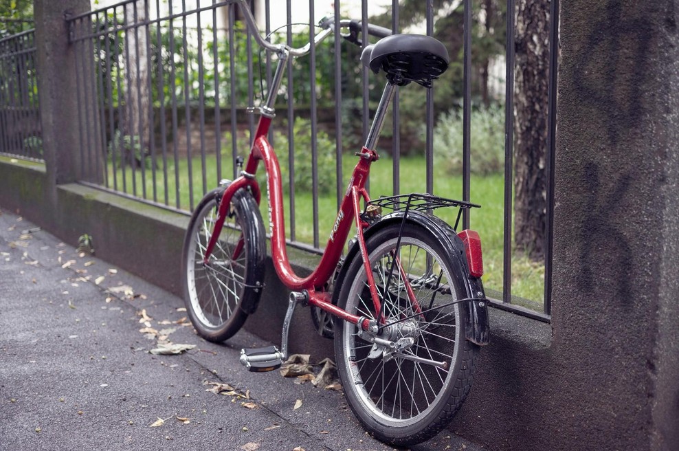 Na tej dirki ni prostora za prestave – le za pogumne noge in retro stil (foto: Profimedia)