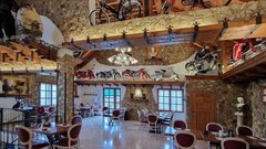 Tu na vas čaka pristna italijanska atmosfera z vrhunsko kulinariko in interjerjem, ki je obenem muzej (morda boste pozabili, da ste v Sloveniji)