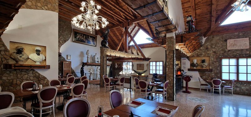 Tu na vas čaka pristna italijanska atmosfera z vrhunsko kulinariko in interjerjem, ki je obenem muzej (morda boste pozabili, da ste v Sloveniji)