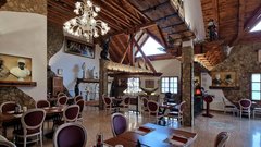 Tu na vas čaka pristna italijanska atmosfera z vrhunsko kulinariko in interjerjem, ki je obenem muzej (morda boste pozabili, da ste v Sloveniji)