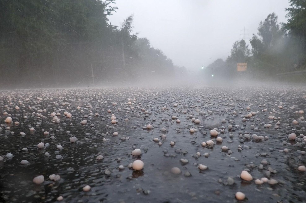 Kot da bi prišla apokalipsa: veter in toča podirala drevesa, zaradi besnečega neurja zasilno pristalo Ryanairovo letalo (foto: Profimedia)