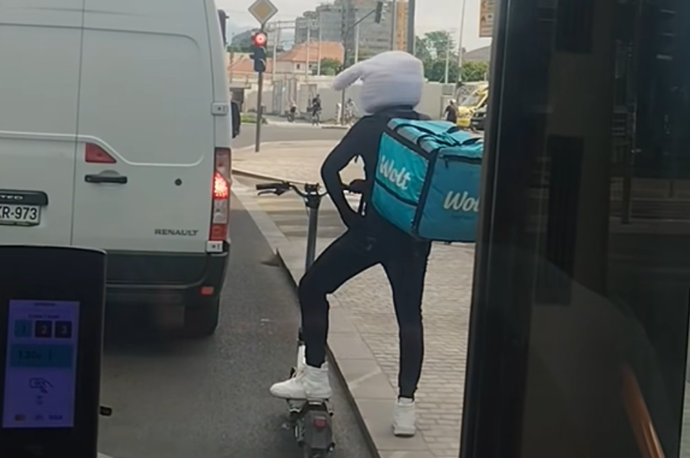 Potnici mestnega avtobusa dan polepšal dostavljavec Zeko: "Upam, da se boste ob tem posnetku nasmejali tudi vi ... " (VIDEO) (foto: Facebook/Tatjana Šabanov/posnetek zaslona)