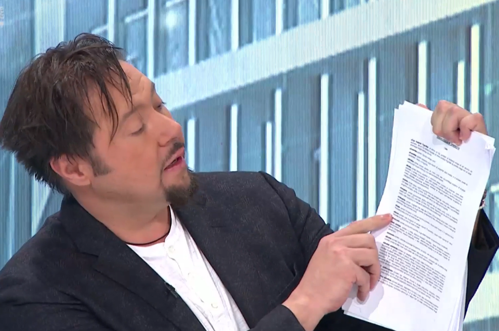 Znani glasbenik v Tarči razkril bizarnost v svoji pogodbi, zaradi katere so gostje v studiu prasnili v smeh (foto: RTV/Posnetek zaslona)