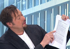 Znani glasbenik v Tarči razkril bizarnost v svoji pogodbi, zaradi katere so gostje v studiu prasnili v smeh