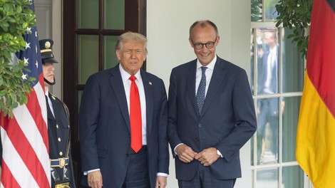 Nemški kancler  Merz šokiral Trumpa z izjemnim darilom