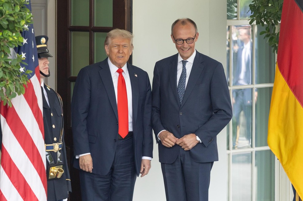 Nemški kancler  Merz šokiral Trumpa z izjemnim darilom (foto: Profimedia)