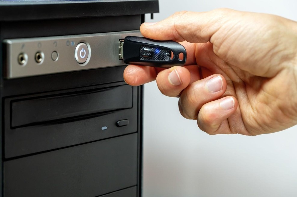 Okužena javna uprava: kupili so USB-ključke s škodljivo vsebino (foto: Profimedia)