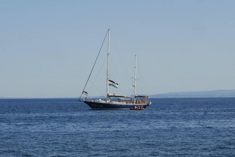 Humanitarna ladja z Greto Thunberg dosegla egiptovsko obalo in se približuje Gazi