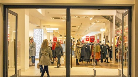 Znana trgovska veriga se potaplja hitreje kot Titanik: zaposleni trepetajo pred odpuščanji