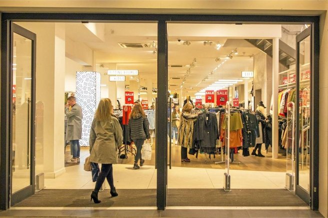 Znana trgovska veriga se potaplja hitreje kot Titanik: zaposleni trepetajo pred odpuščanji