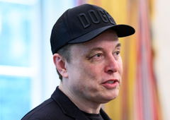 Pretep v Beli hiši: Elon Musk fizično napadel Trumpovega ministra in okoli paradiral z modrico na očesu