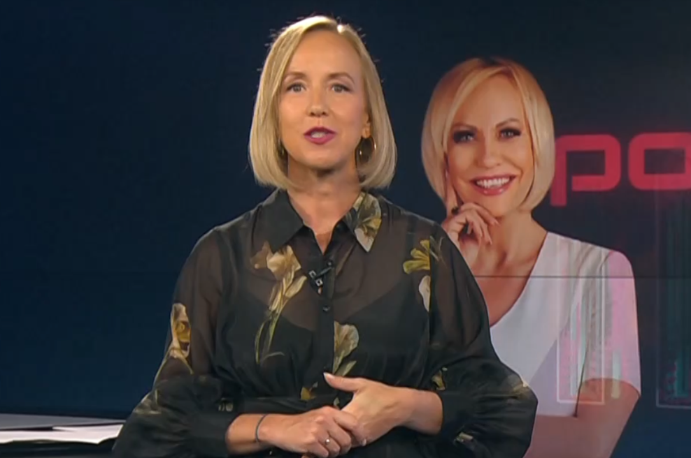 Kamere ujele, kaj je voditeljica POP TV-ja med oddajo skrivala pod mizo (FOTO in VIDEO) (foto: VOYO/posnetek zaslona)
