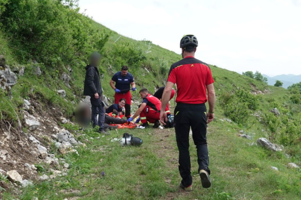 Huda nesreča 27-letnega jadralnega padalca na območju Tolmina: strmoglavil je takoj po vzletu (foto: PU Nova Gorica)