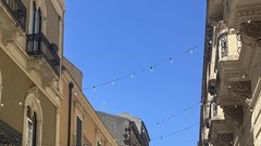 Stojnice z nakitom v eni od stranskih ulic.