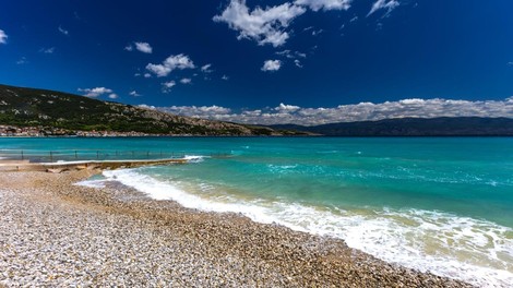Plaža baška Krk jadran Jadransko morje ogorek kajenje cigareti